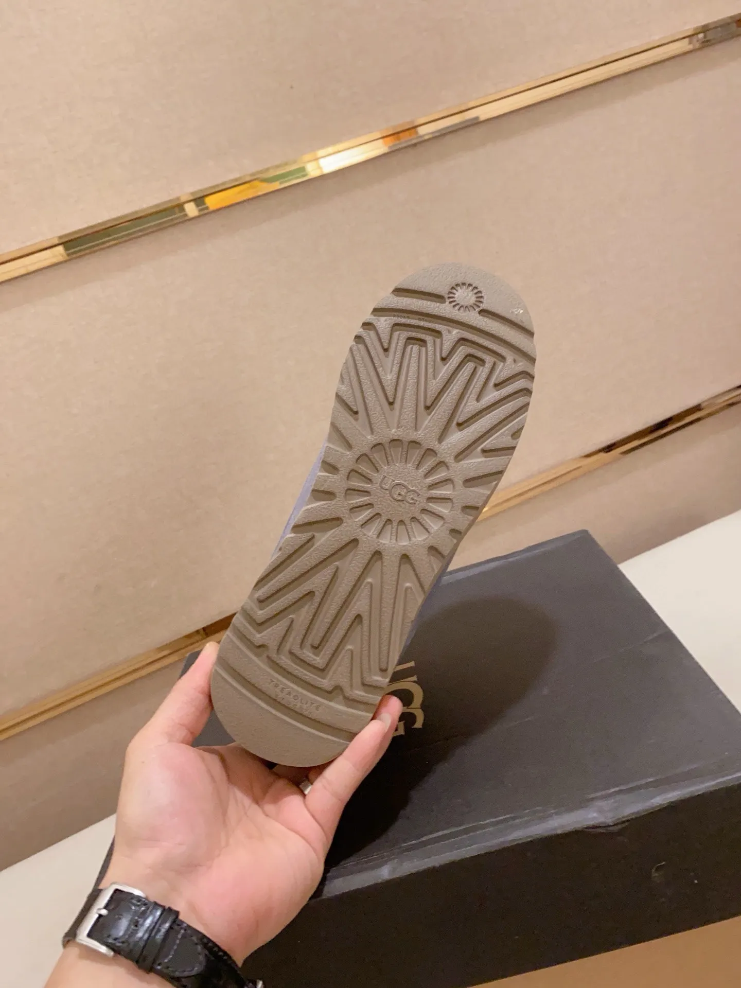 Men's shoes💰: 600💰(high-end goods) UGG❄️❄️Latest model 1:1⃣️quality, fabric: high-end quality first-layer cowhide imported from Europe. Lining: wool lining, sole: pure imported foam outsole. ❤️High-end goods, fine workmanship, trendy and fashionable. The fit is very classy. If you know the goods, you will not be able to refuse😍😍Number of codes: 38-44 (45 is custom-made and cannot be returned or exchanged)